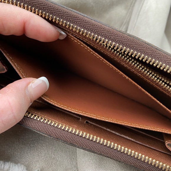 LOUIS VUITTON ZIPPY WALLET - Picture 7 of 11